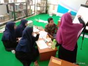 Santri Mengikuti Kegiatan Ekstrakulikuler Di Ruangan Perpustakaan 